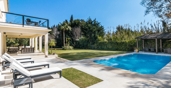 Sotogrande villa garden with pool
