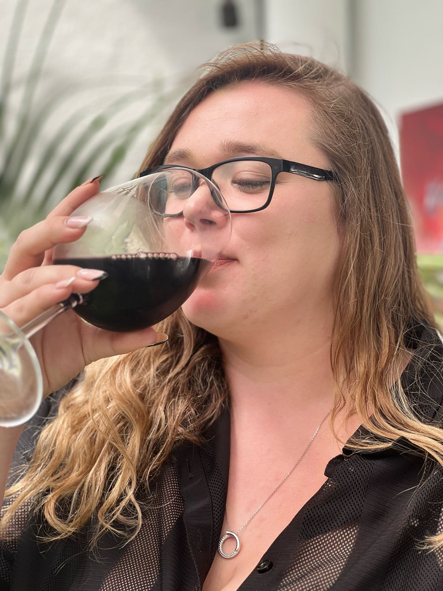 Sabina prend un verre de vin à Sotogrande.